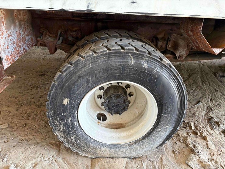 2014-freightliner-m2-106-image-22