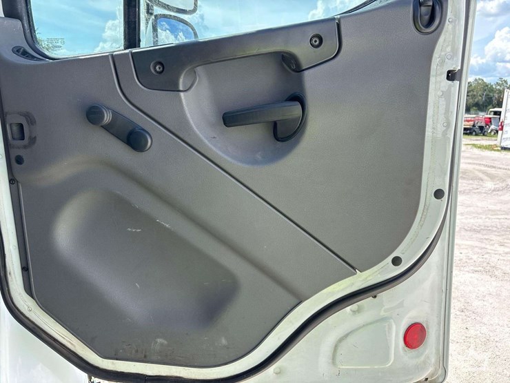 2014-freightliner-m2-106-image-29