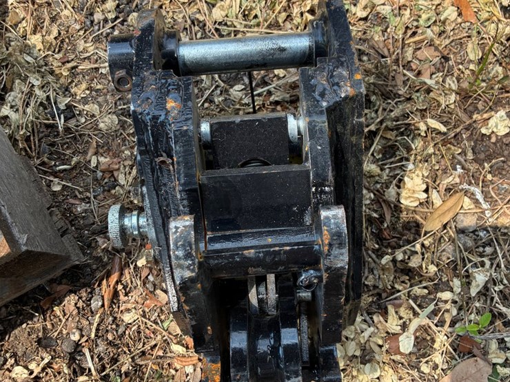 #3816-•-mini-excavator-quick-cuppler-image-2