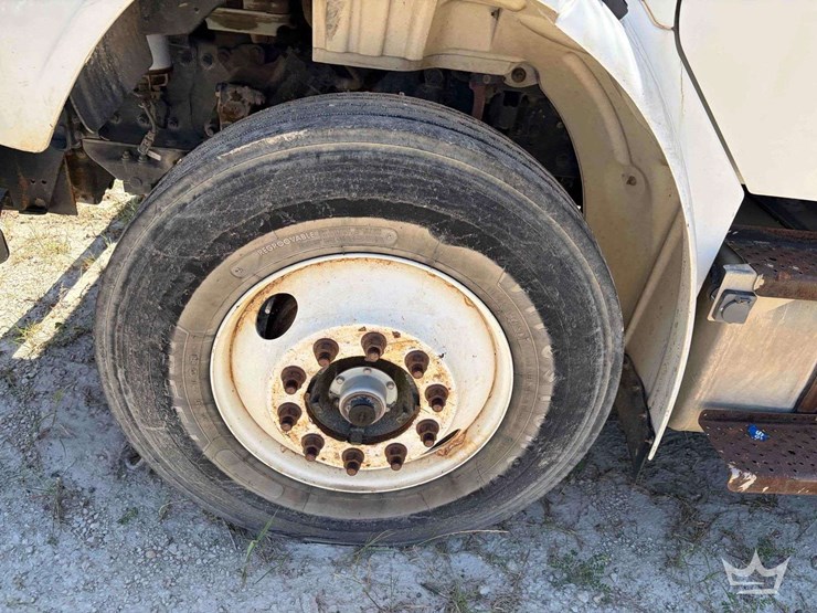 2017-freightliner-m2-106-image-27