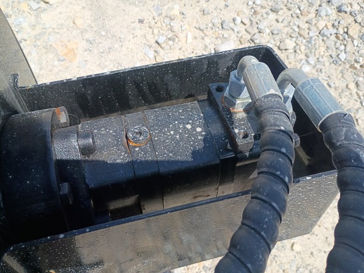 #l65-030-•-lanch-mixing-bucket-mini-skid-steer-attachment-image-11