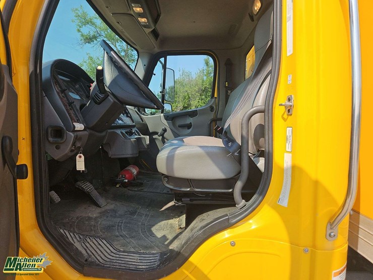 2015-freightliner-m2-106-image-14