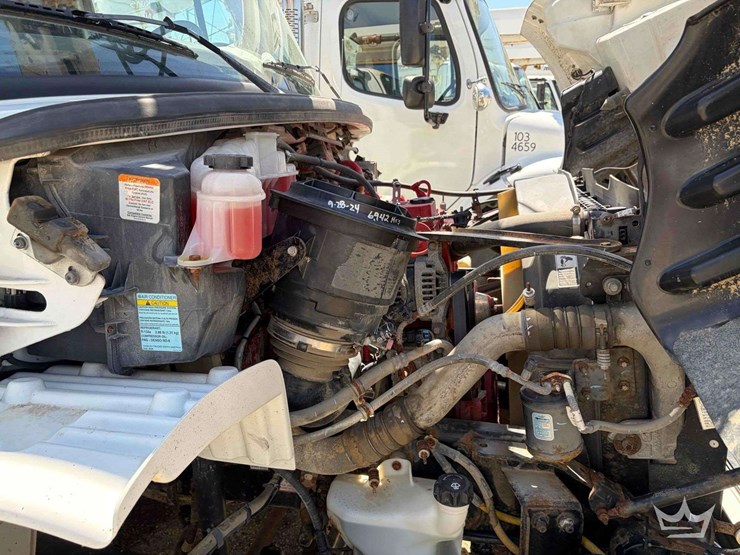 2018-freightliner-m2-106-image-8