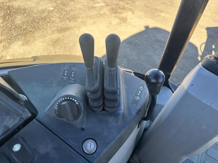 2012-caterpillar-420f-image-45