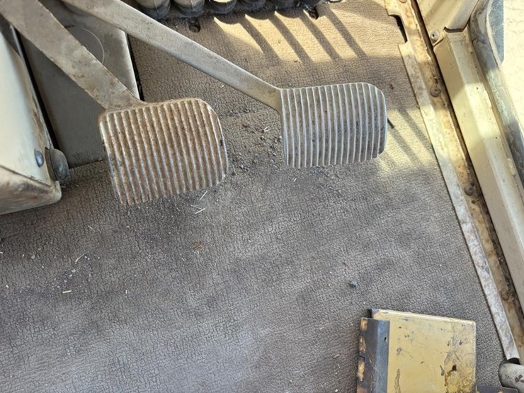 2005-caterpillar-143h-image-51