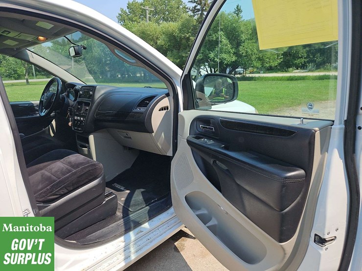 2014-dodge-grand-caravan-image-25