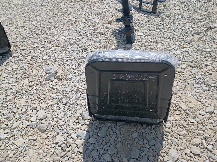 #l63-024-•-mini-equipment-seat-image-3
