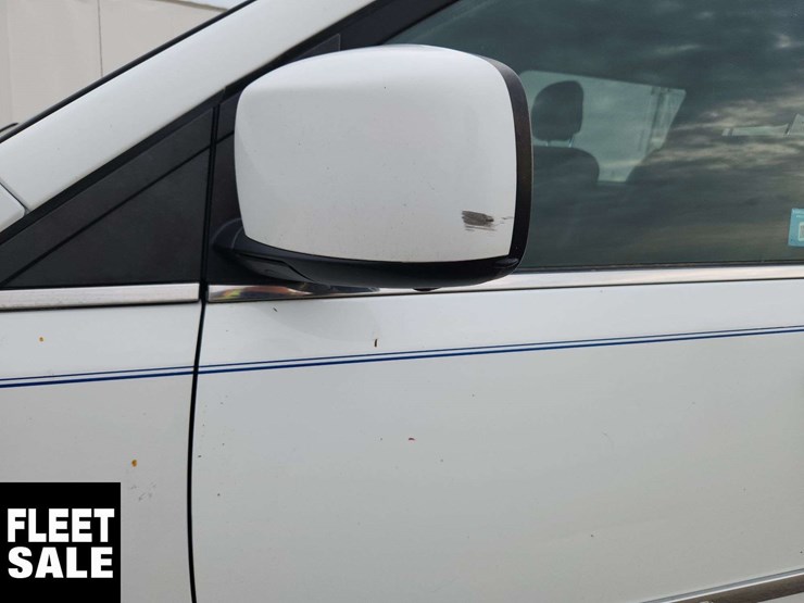 2015-chrysler-town-&-country-image-56