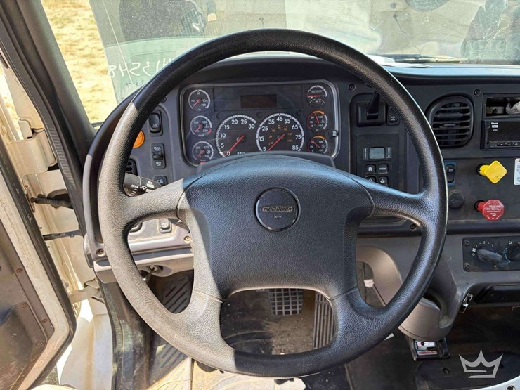 2018-freightliner-m2-106-image-29