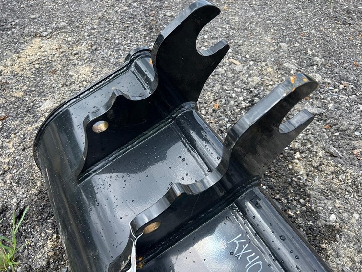 30”-quick-attach-excavator-bucket-for-kx40-image-4