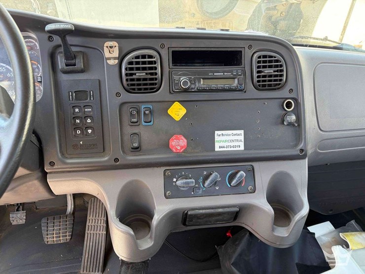 2017-freightliner-m2-106-image-16