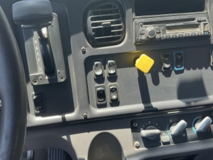 2013-freightliner-m2-106-image-22