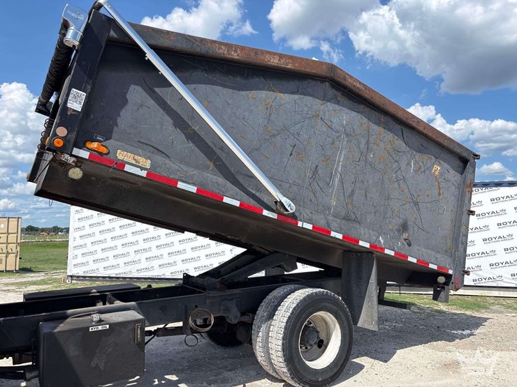 2014-freightliner-m2-106-image-14