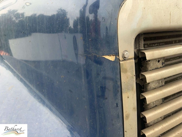 2010-freightliner-m2-106-image-13