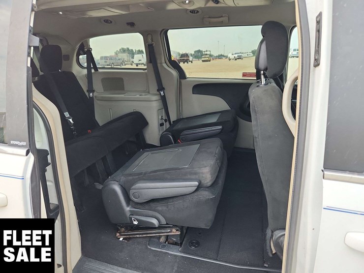 2015-chrysler-town-&-country-image-21