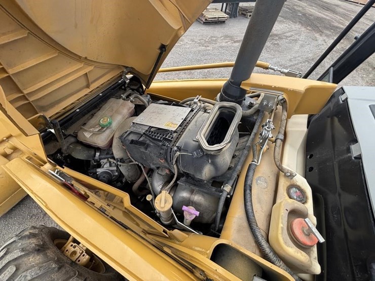 2022-caterpillar-430-image-46