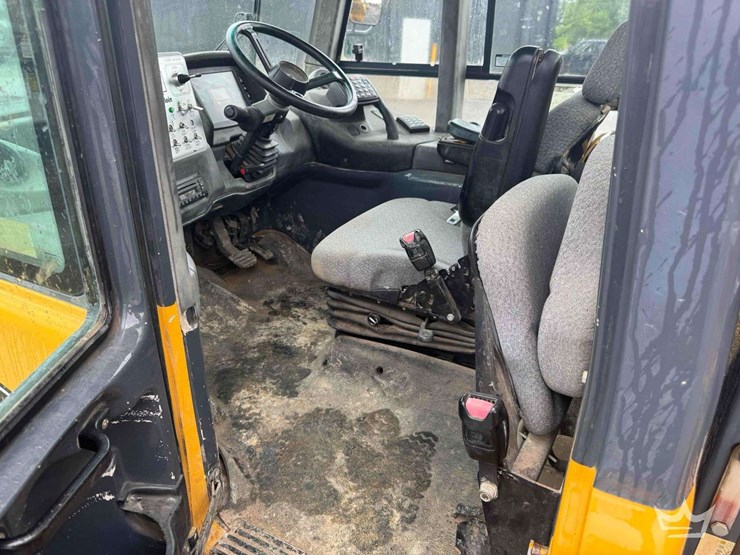 2013-deere-250d-image-46