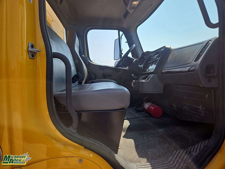 2015-freightliner-m2-106-image-19