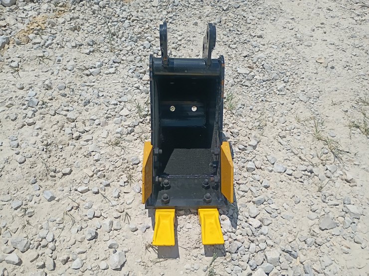 #l63-035-•-8"-bucket-mini-excavator-attachment-image-1