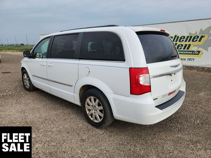 2015-chrysler-town-&-country-image-3
