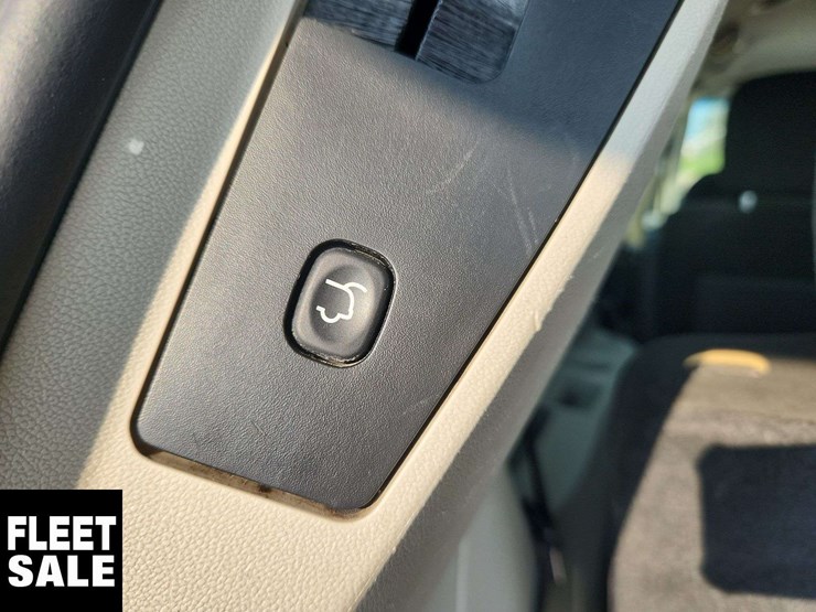 2016-chrysler-town-&-country-image-18