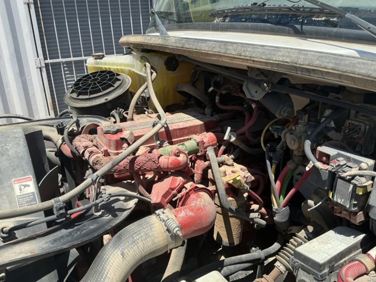 2013-freightliner-m2-106-image-13