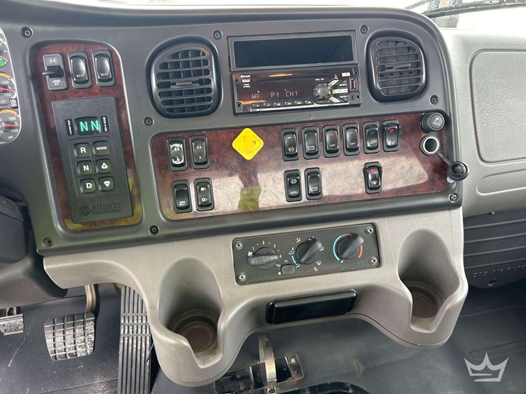 2020-freightliner-m2-106-image-29