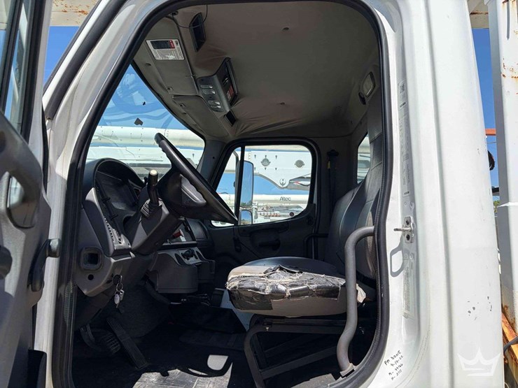 2017-freightliner-m2-106-image-12