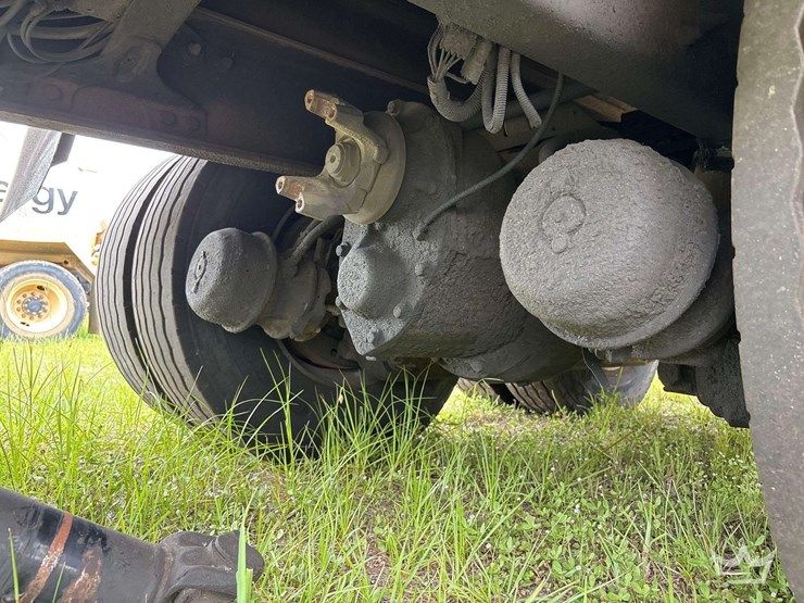 2019-freightliner-m2-106-image-42