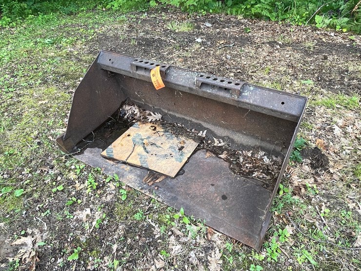 #6117-•-skid-steer-bucket-attachment-image-1