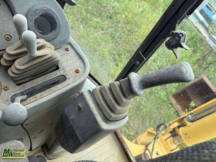 caterpillar-420d-image-23