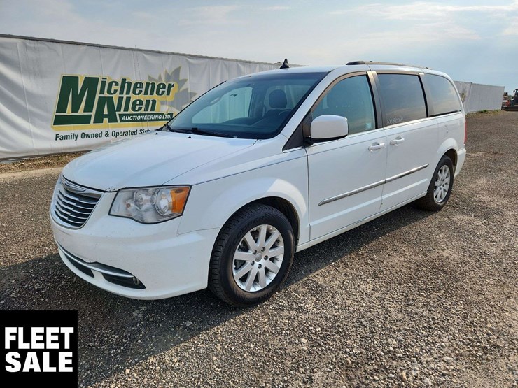 2016-chrysler-town-&-country-image-1