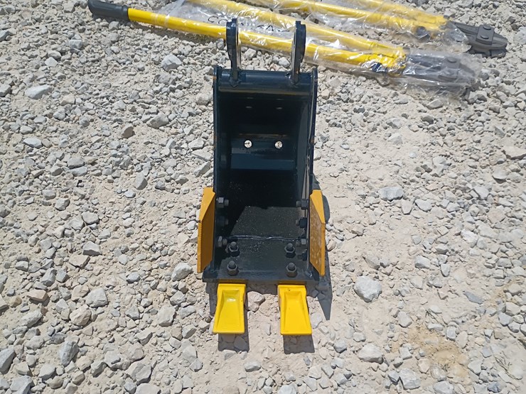 #l63-036-•-8"-bucket-mini-excavator-attachment-image-1