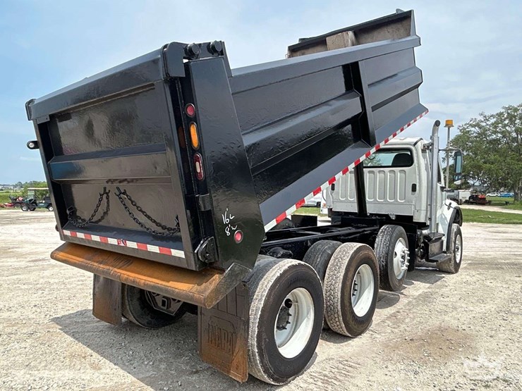 2013-freightliner-m2-106-image-3