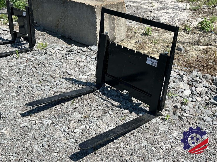 unused-2026-future-ft-xhc-mini-skid-steer-skid-steer-forks---[skid-steer-attachments]-attachment-image-1