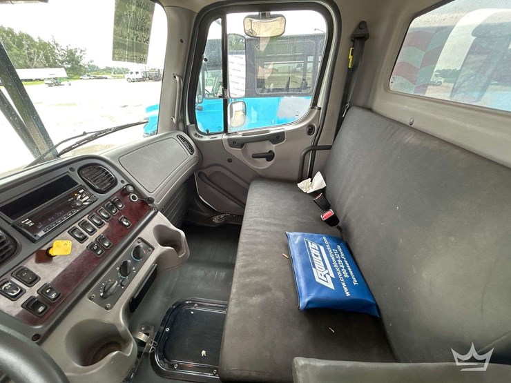 2020-freightliner-m2-106-image-30