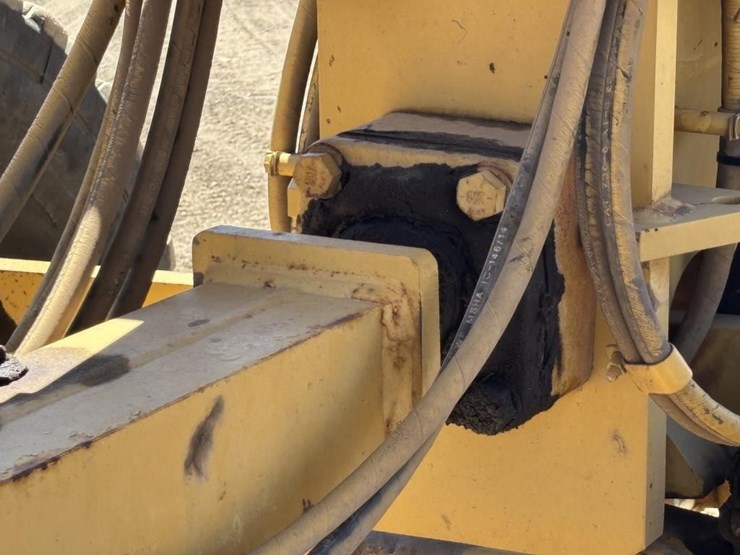 2005-caterpillar-143h-image-29