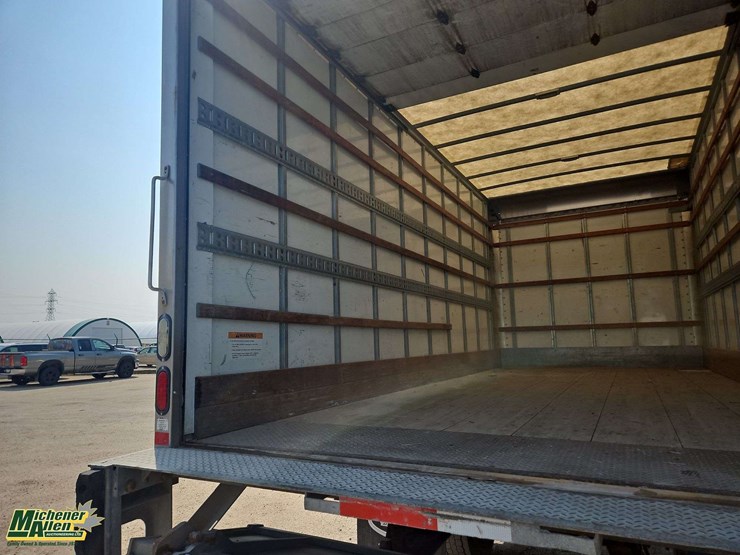 2015-freightliner-m2-106-image-37