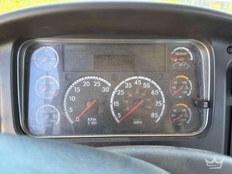 2018-freightliner-m2-106-image-14