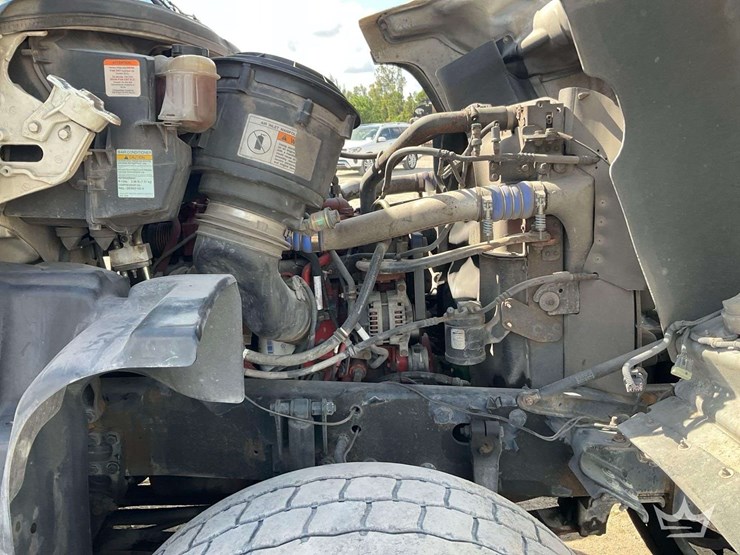 2016-freightliner-114sd-image-8