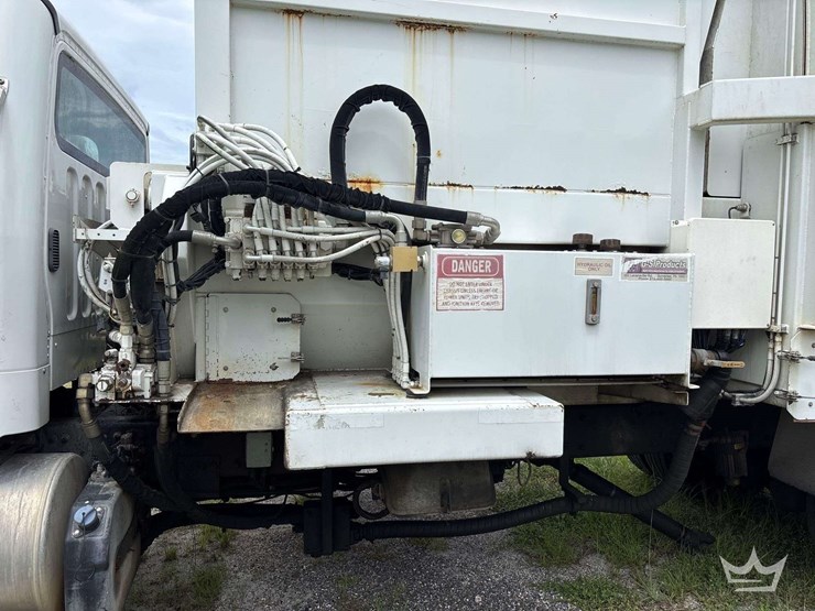2019-freightliner-m2-106-image-17