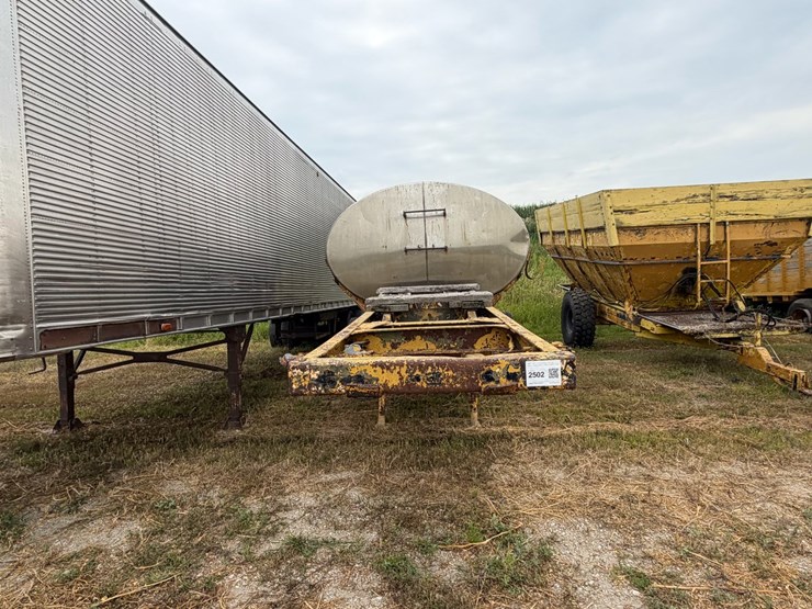 pull-type-tank-trailer-2000-gallon-image-2