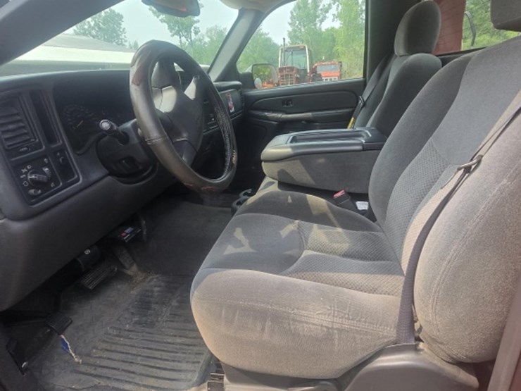 2004-chevrolet-silverado-3500-image-9