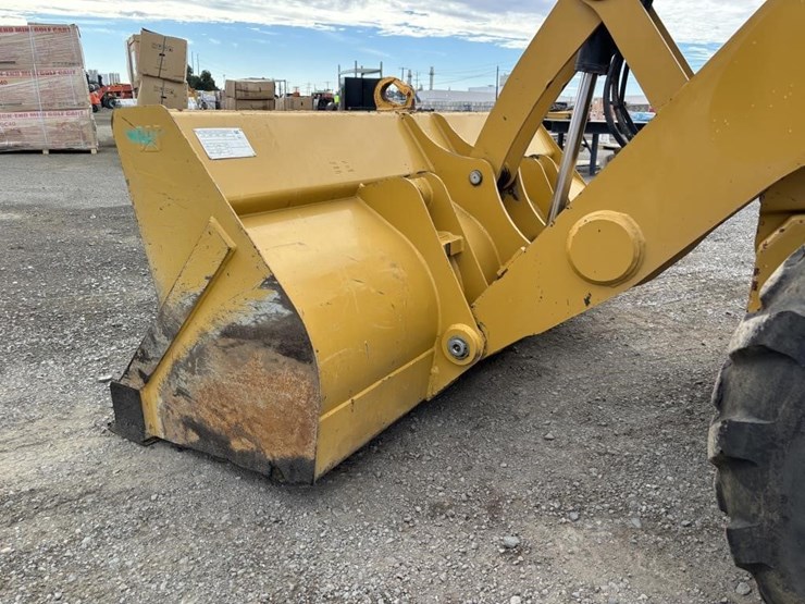 2022-caterpillar-430-image-9