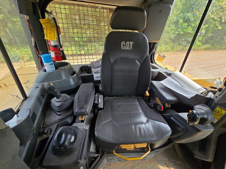 2019-caterpillar-d6-image-33