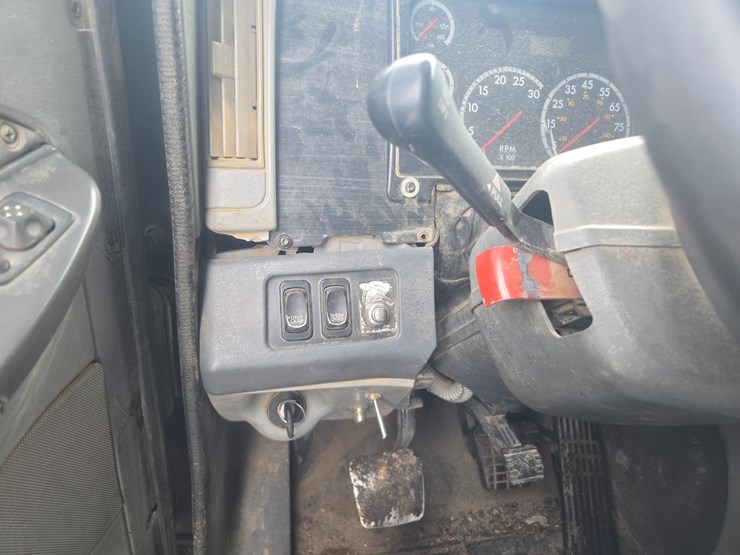 2009-freightliner-columbia-120-image-45