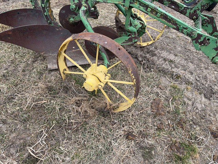 john-deere-pull-type-two-bottom-plow-image-13