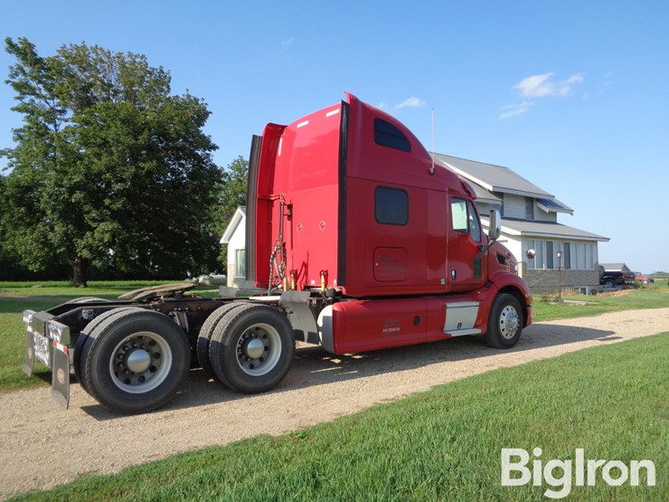 2013-peterbilt-587-image-5