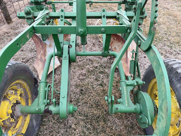 john-deere-pull-type-two-row-planter-image-13