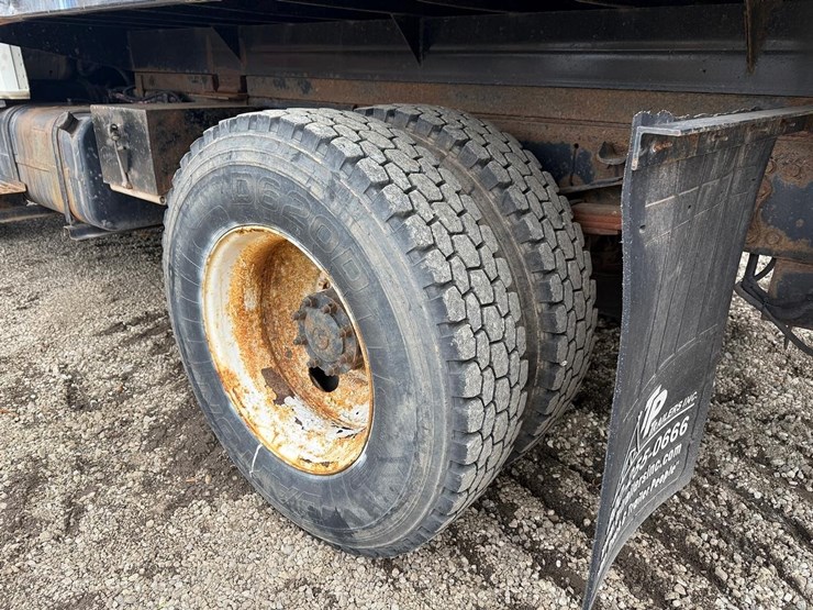 2000-freightliner-fl70-image-16
